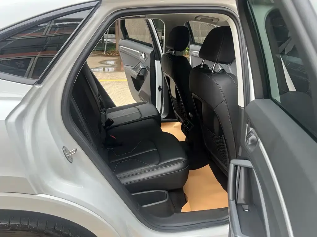 Audi Q3 Sportback 2023 из CN, фото 2