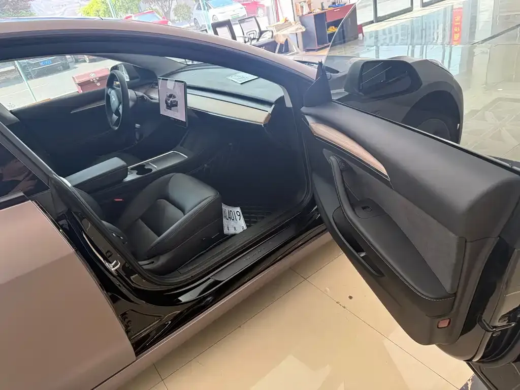Tesla Model 3 — фото 10