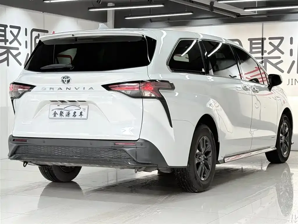 Toyota Granvia 2024 из CN, фото 4