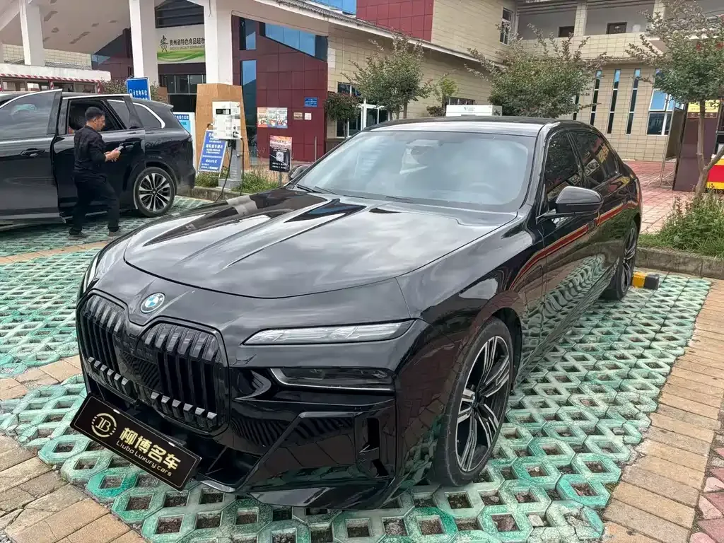 BMW i7