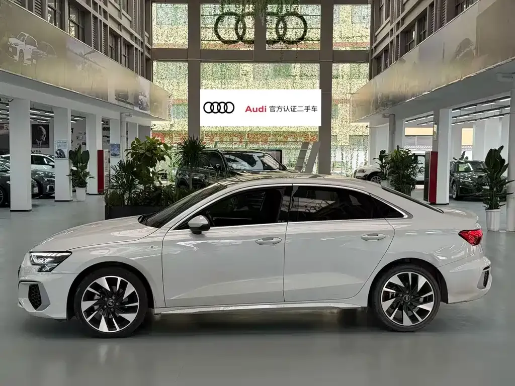 Audi A3 2023 из CN, фото 2