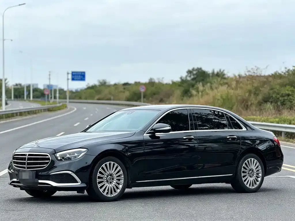 Mercedes-Benz E-Class — фото 1