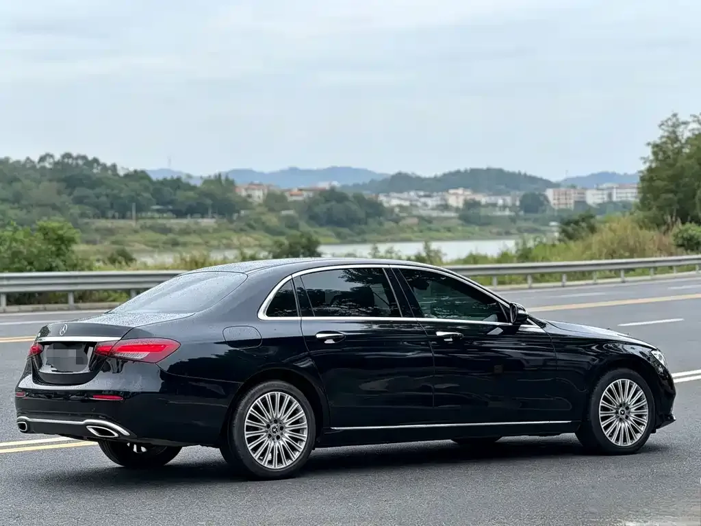 Mercedes-Benz E-Class — фото 7