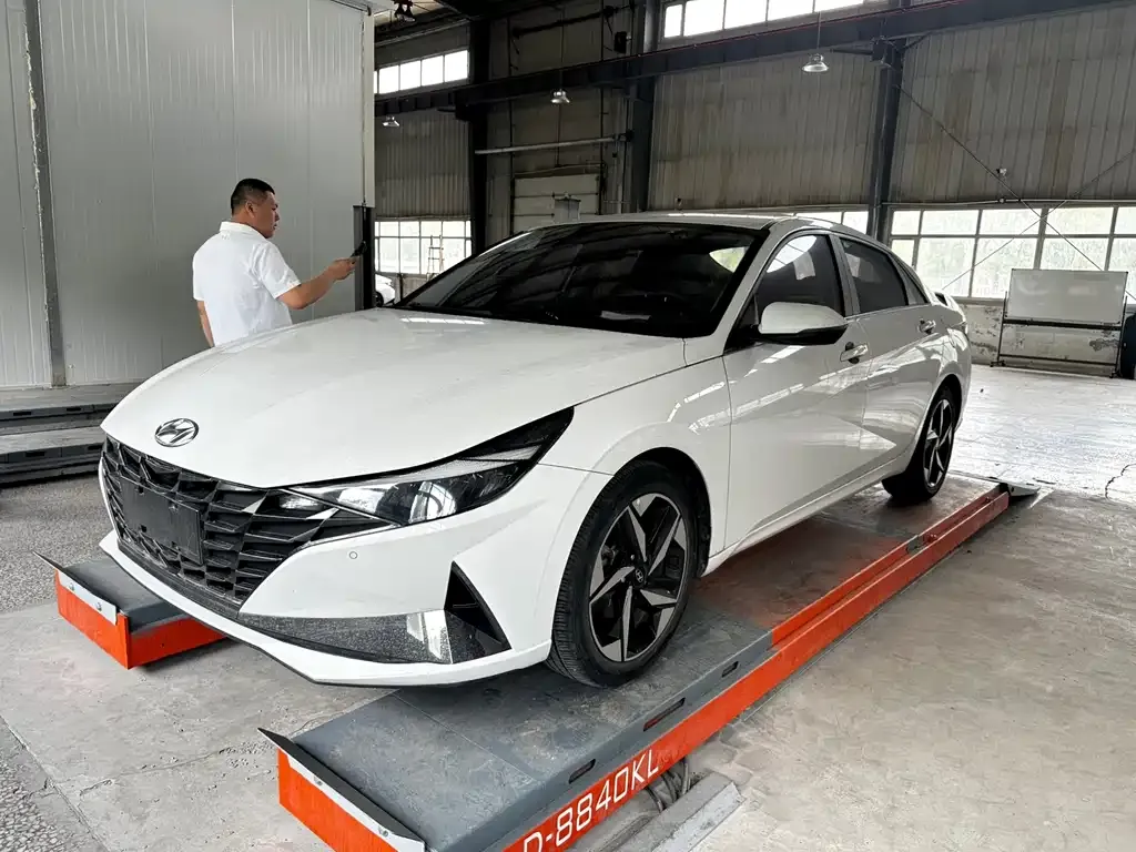 Hyundai Elantra — фото 1