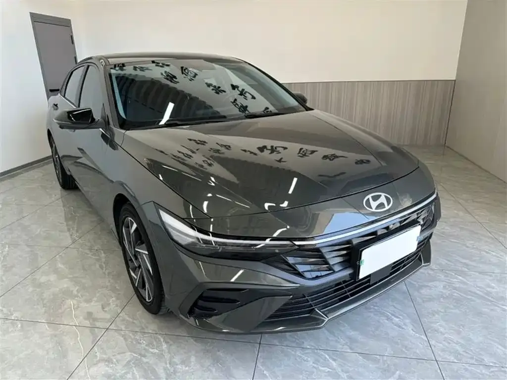 Hyundai Elantra — фото 1
