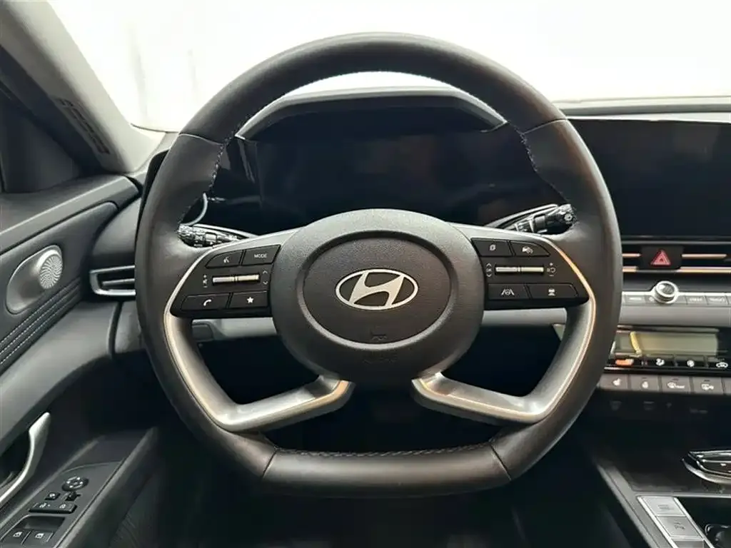 Hyundai Elantra — фото 2