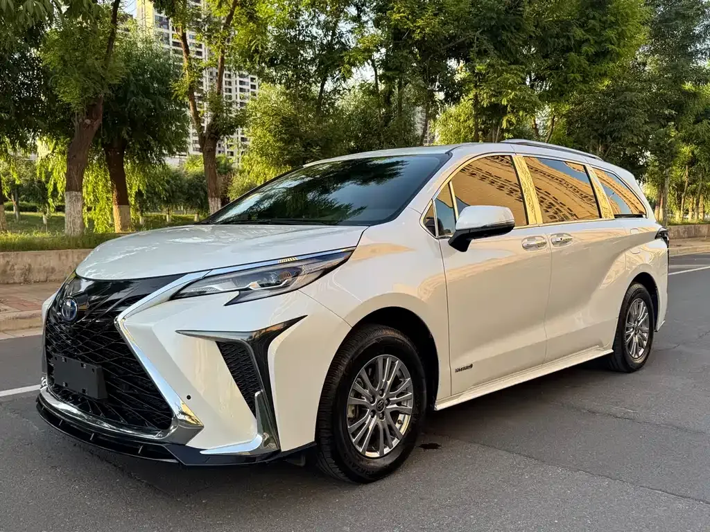 Toyota Sienna — фото 1
