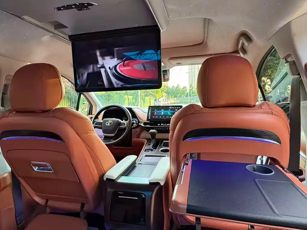 Toyota Sienna — фото 3