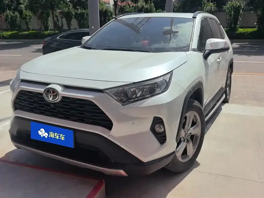 Toyota RAV4 — фото 1