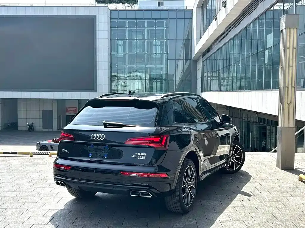 Audi Q5L — фото 6