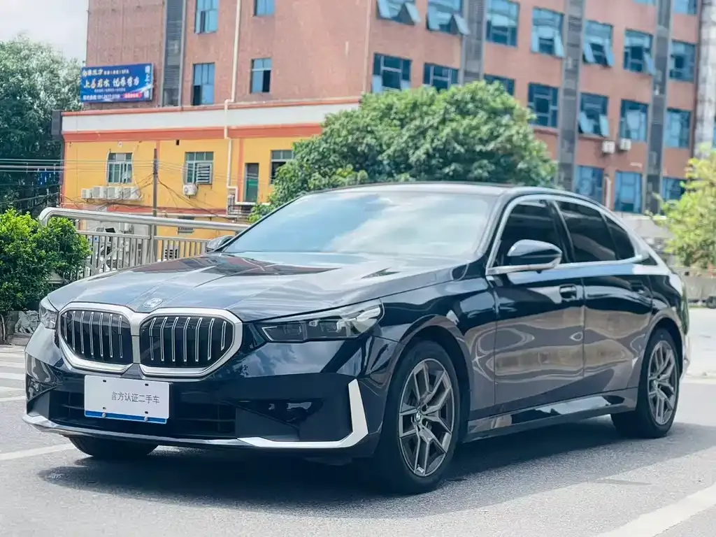 BMW 5 Series — фото 1
