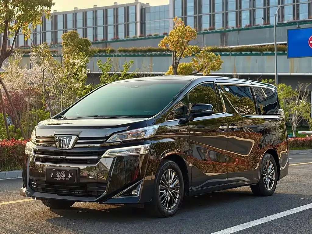 Toyota Vellfire — фото 1