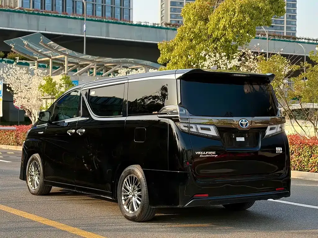 Toyota Vellfire — фото 8