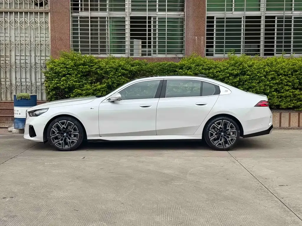 BMW 5 Series — фото 10