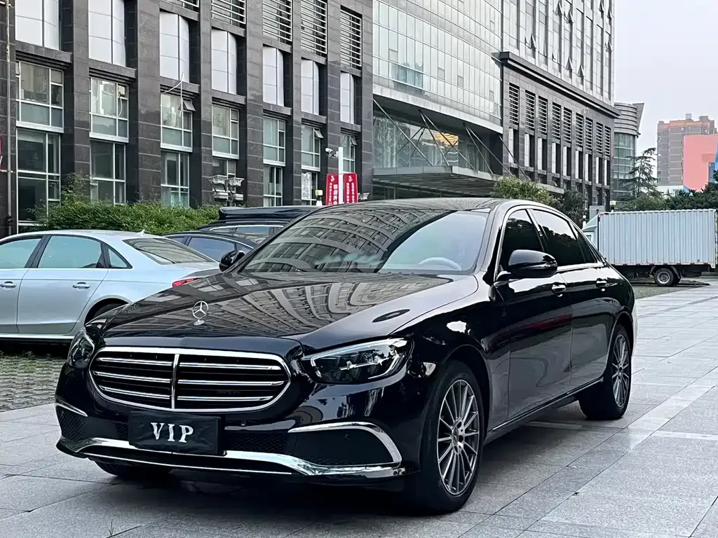 Mercedes-Benz E-Class — фото 1