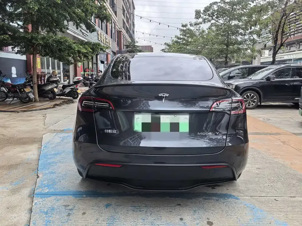 Tesla Model Y — фото 10