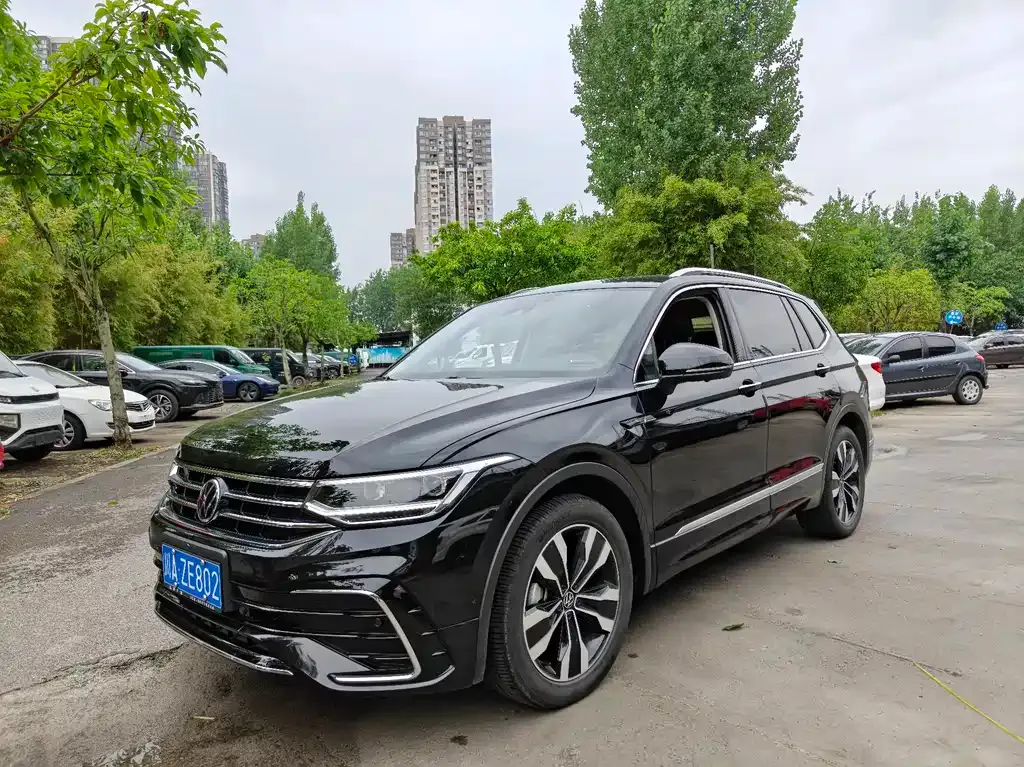 Volkswagen Tiguan L — фото 1