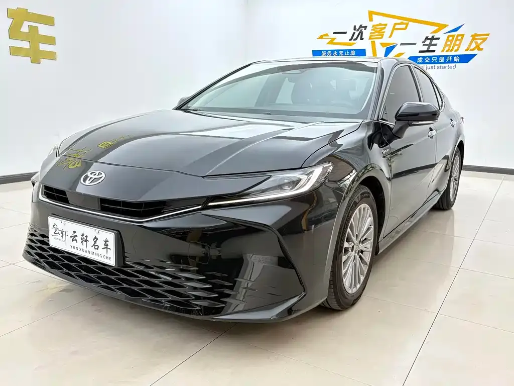 Toyota Camry — фото 1