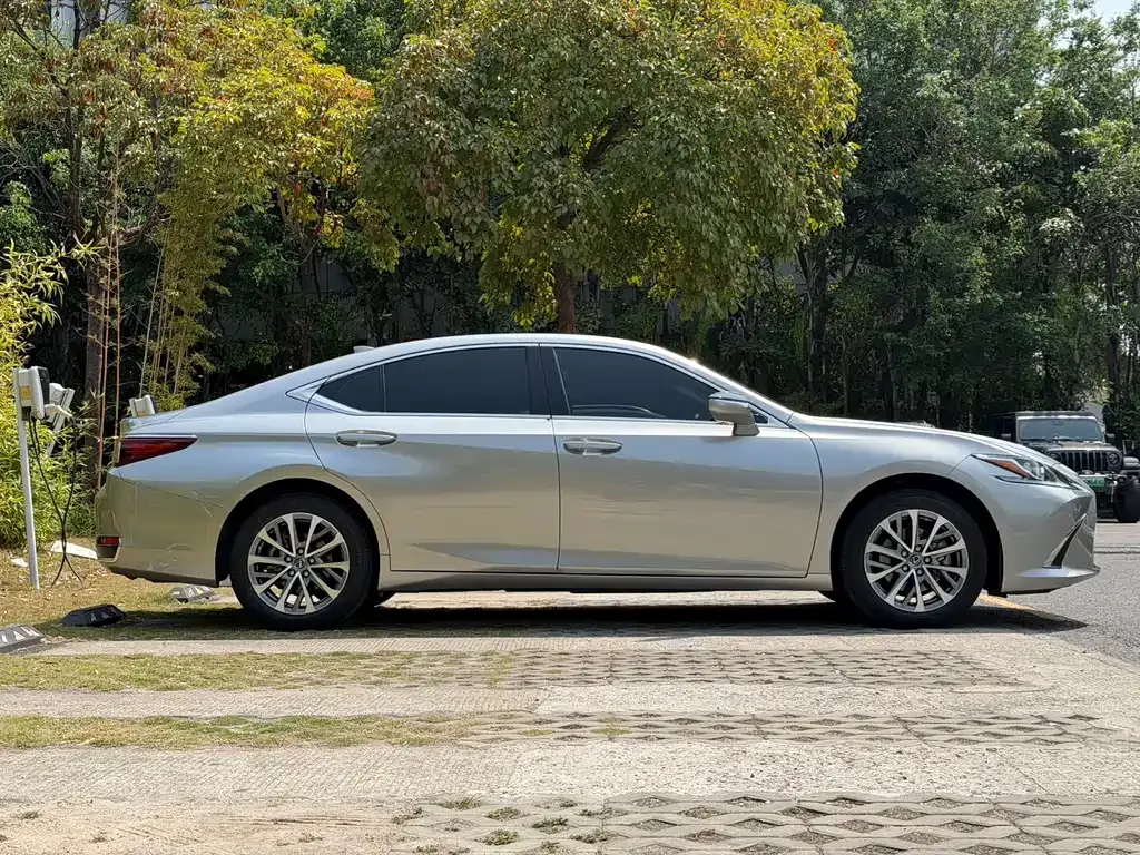 Lexus ES — фото 10