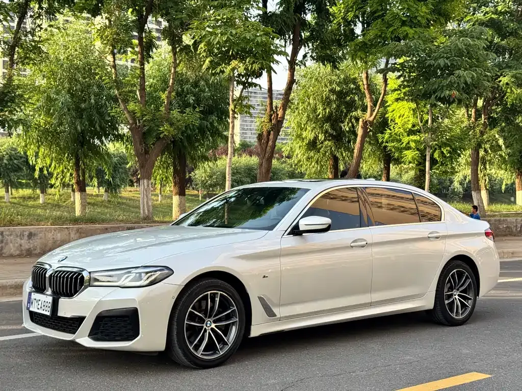 BMW 5 Series — фото 1