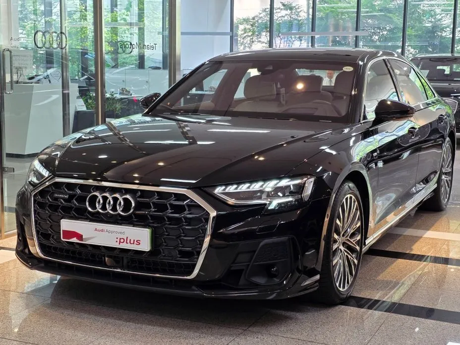 Audi A8 — фото 1