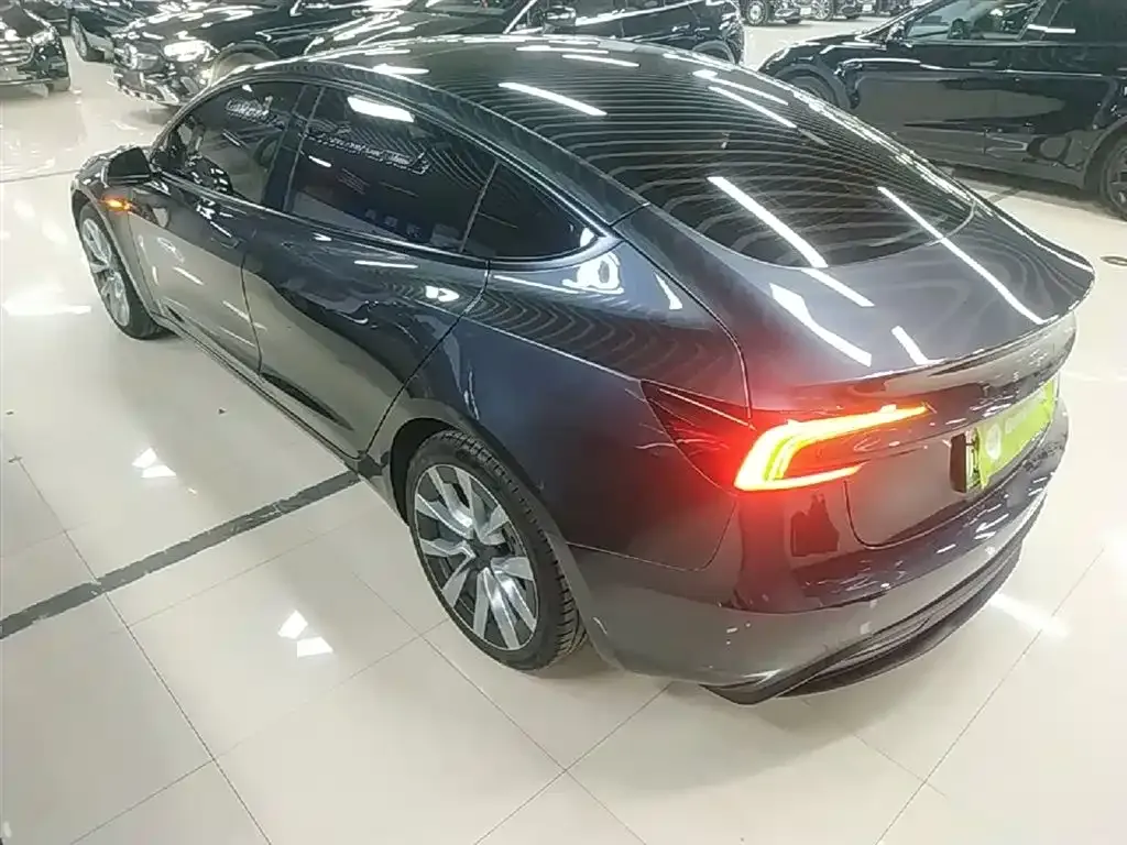 Tesla Model 3 — фото 9