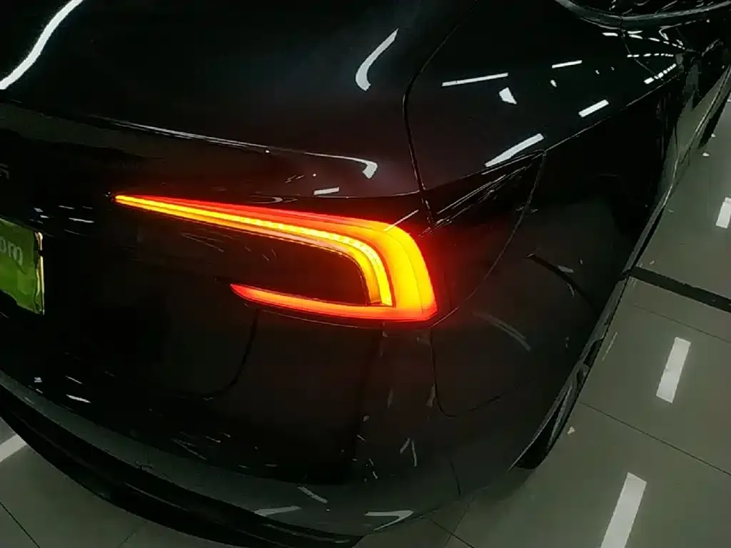 Tesla Model 3 — фото 3