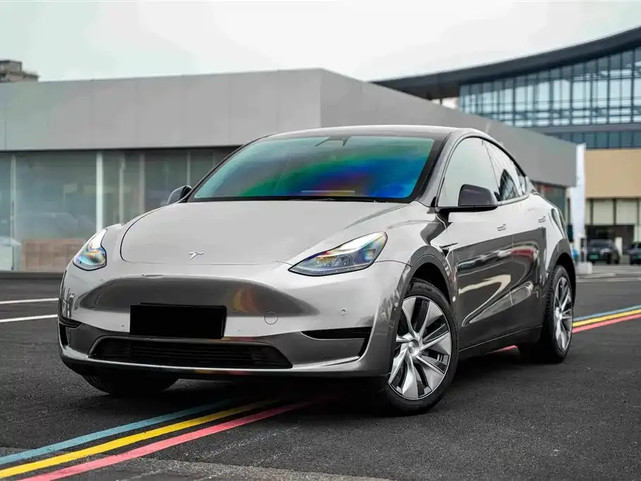 Tesla Model Y — фото 1
