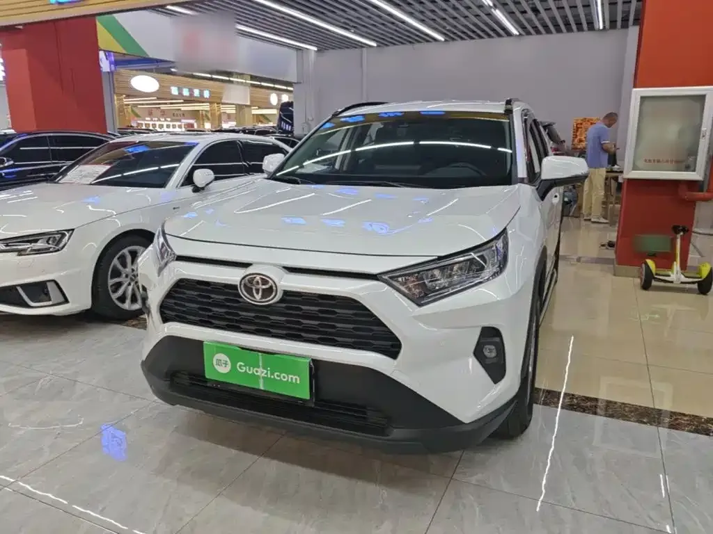 Toyota RAV4 — фото 1