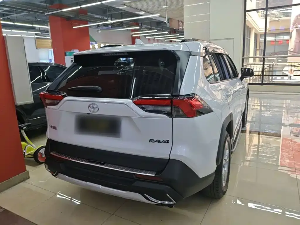 Toyota RAV4 — фото 10