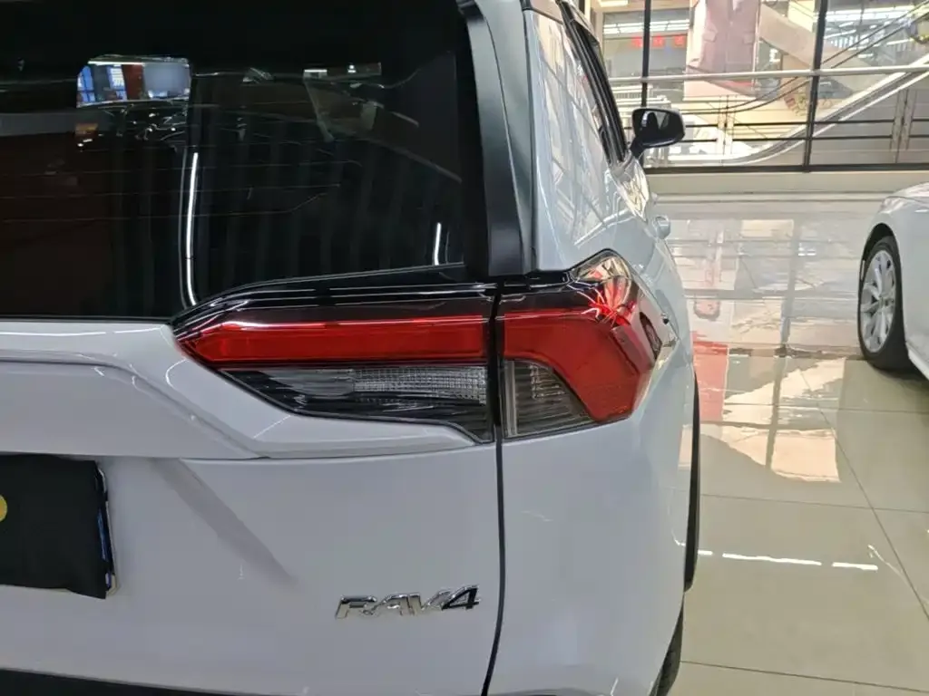 Toyota RAV4 — фото 6