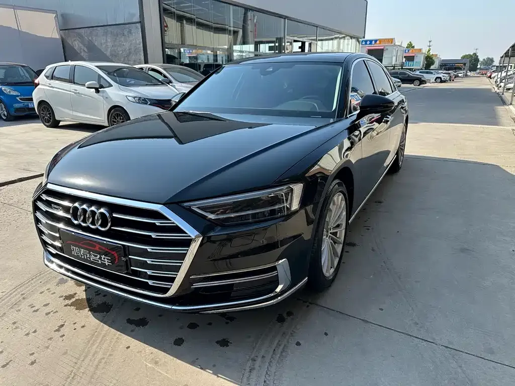 Audi A8 — фото 1