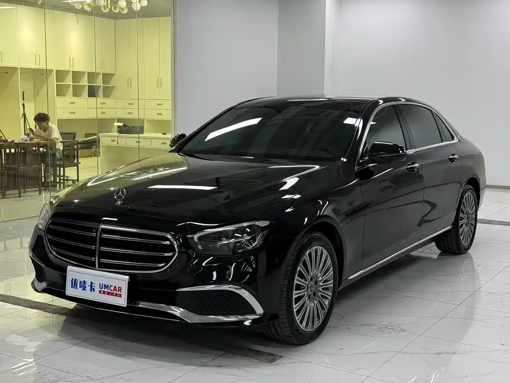 Mercedes-Benz E-Class — фото 1