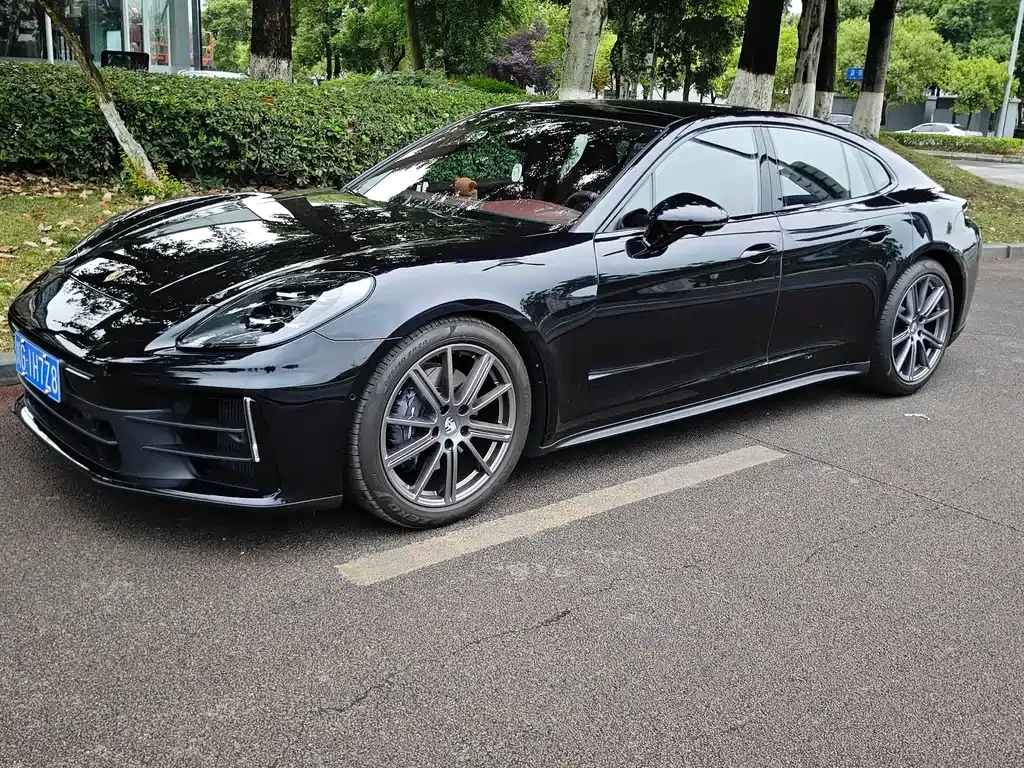 Porsche Panamera — фото 1