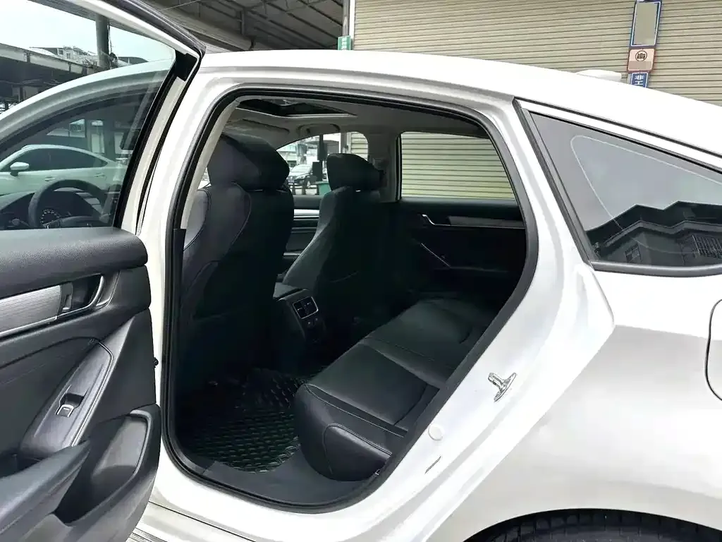 Honda Accord — фото 8