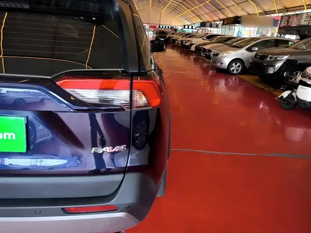 Toyota RAV4 2023 из CN, фото 4