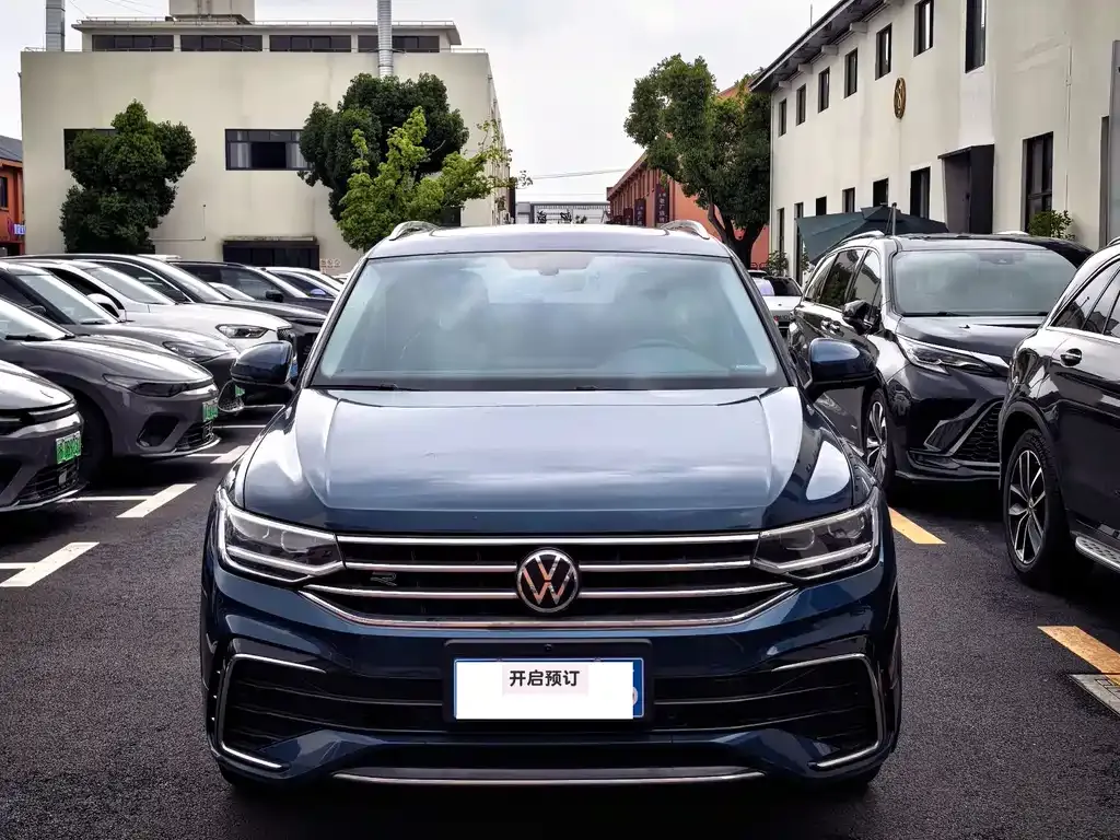 Volkswagen Tiguan L — фото 1