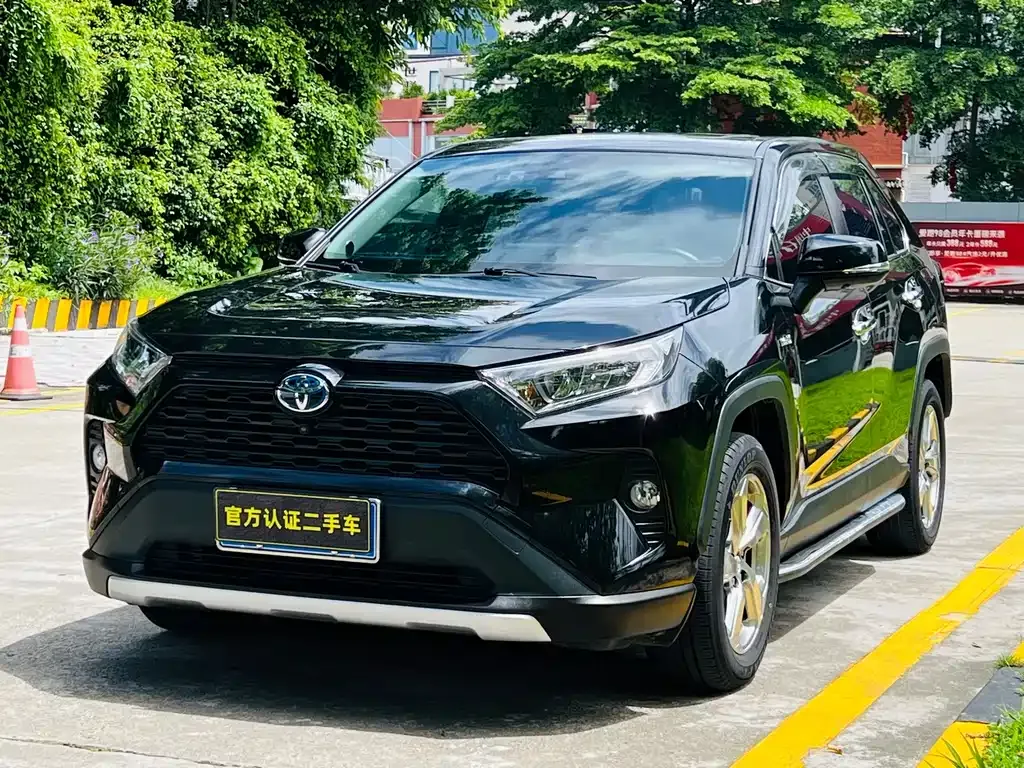 Toyota RAV4 — фото 1