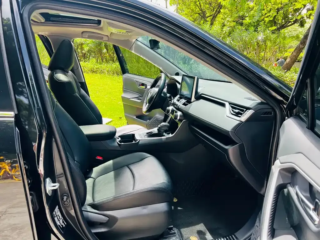 Toyota RAV4 — фото 8