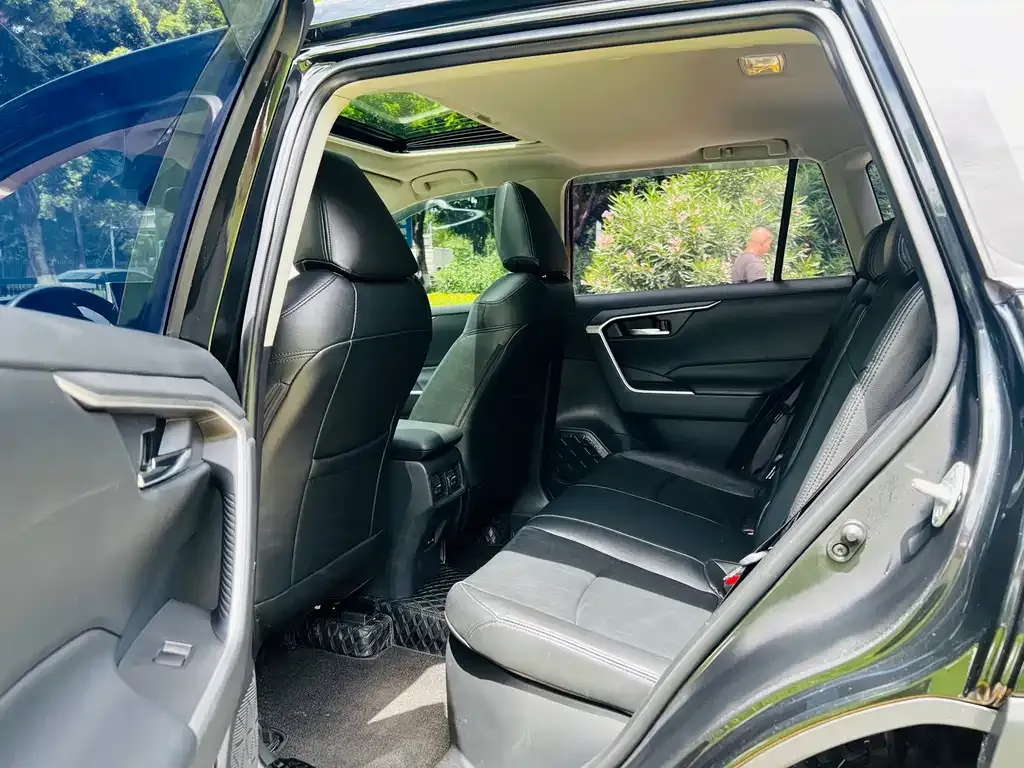 Toyota RAV4 — фото 5