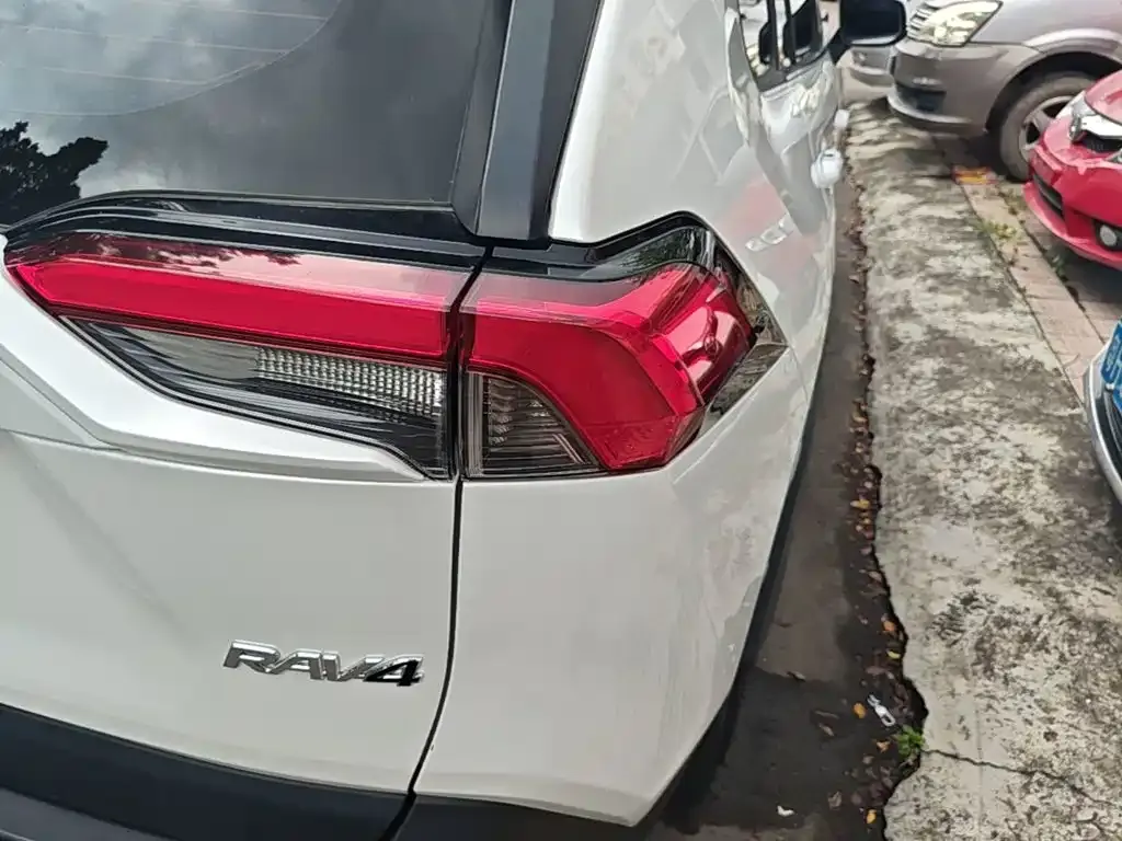 Toyota RAV4 2023 из CN, фото 2
