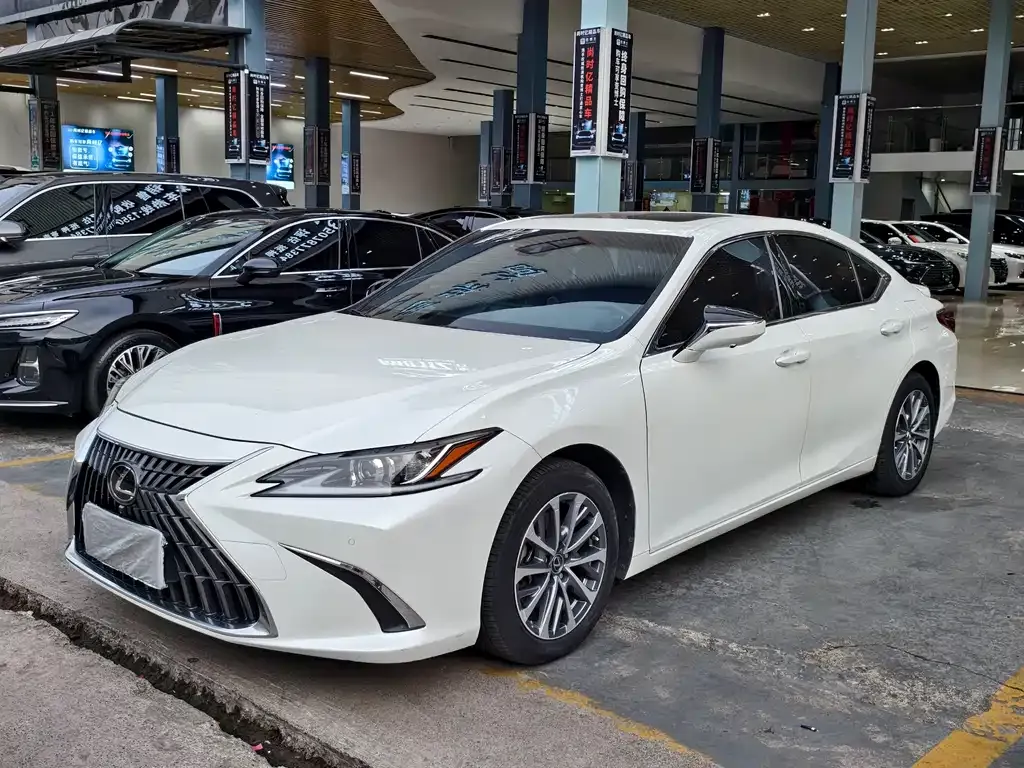 Lexus ES — фото 1