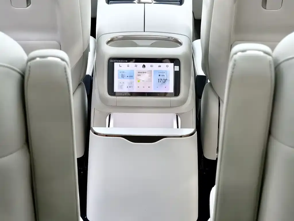 Lynk & Co 900 2025 из CN, фото 9