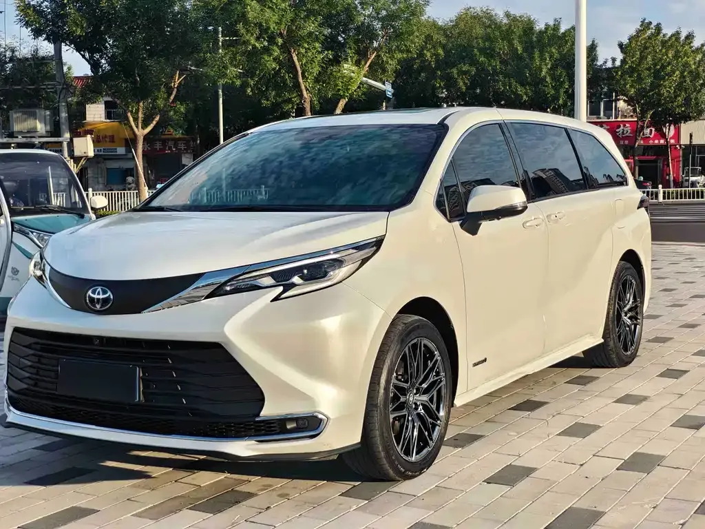 Toyota Sienna — фото 1