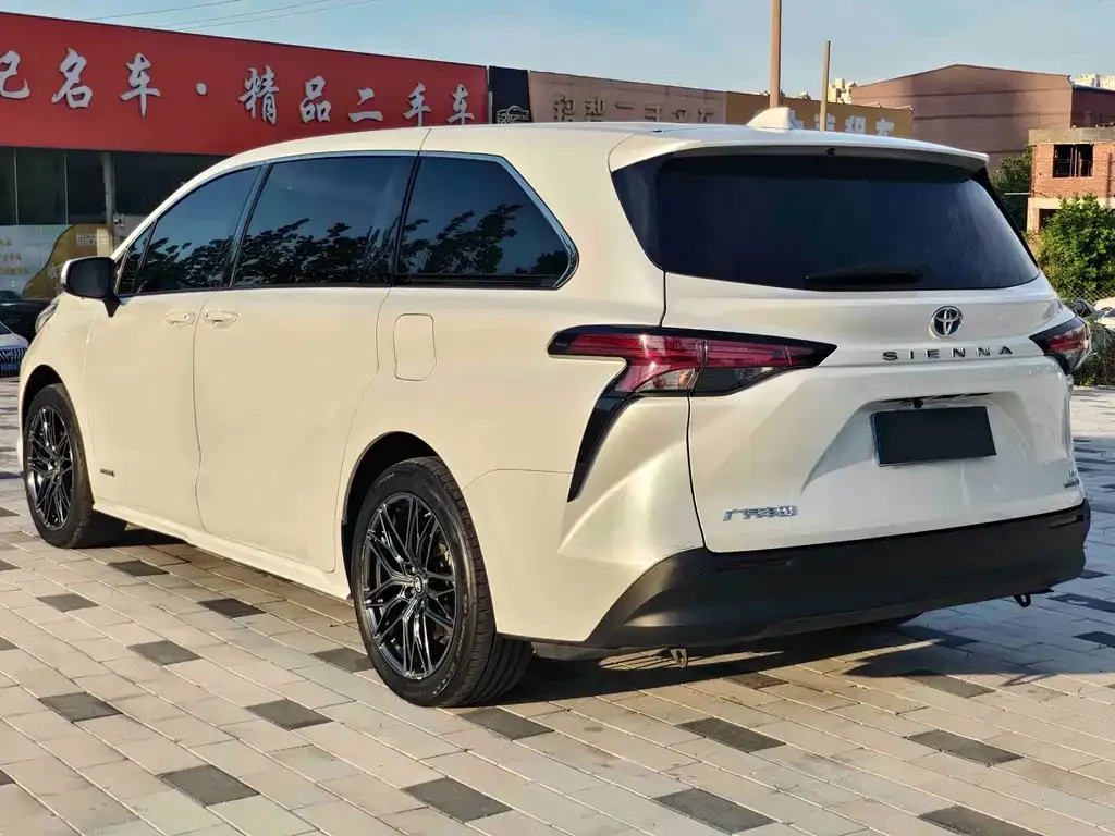 Toyota Sienna — фото 3