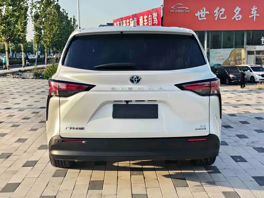 Toyota Sienna — фото 2