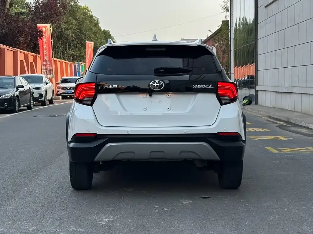 Toyota Yaris L — фото 3