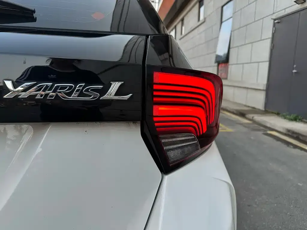 Toyota Yaris L — фото 4