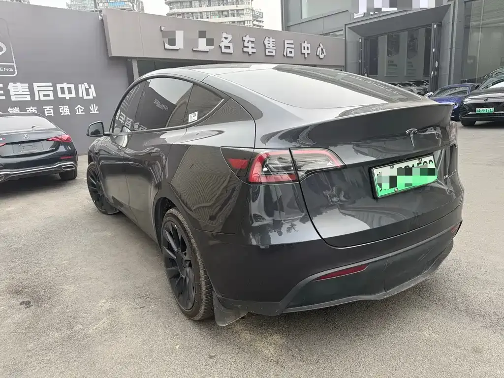 Tesla Model Y — фото 10