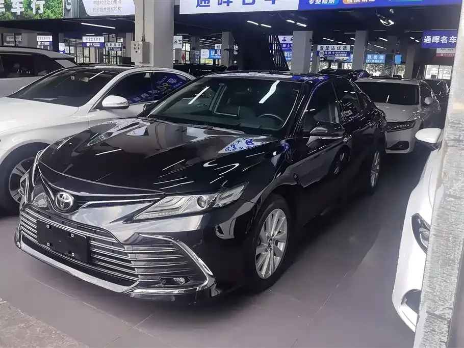 Toyota Camry — фото 1